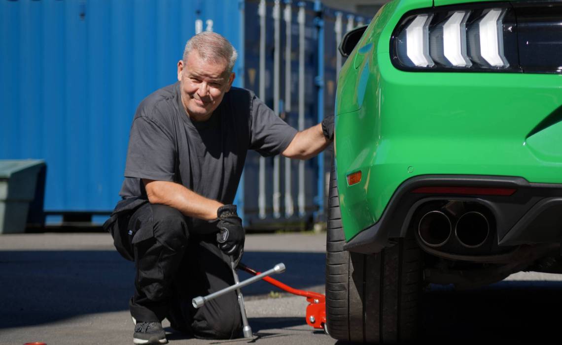 MX - article 1140x700 - bjorn changing tires(2)(4).jpg
